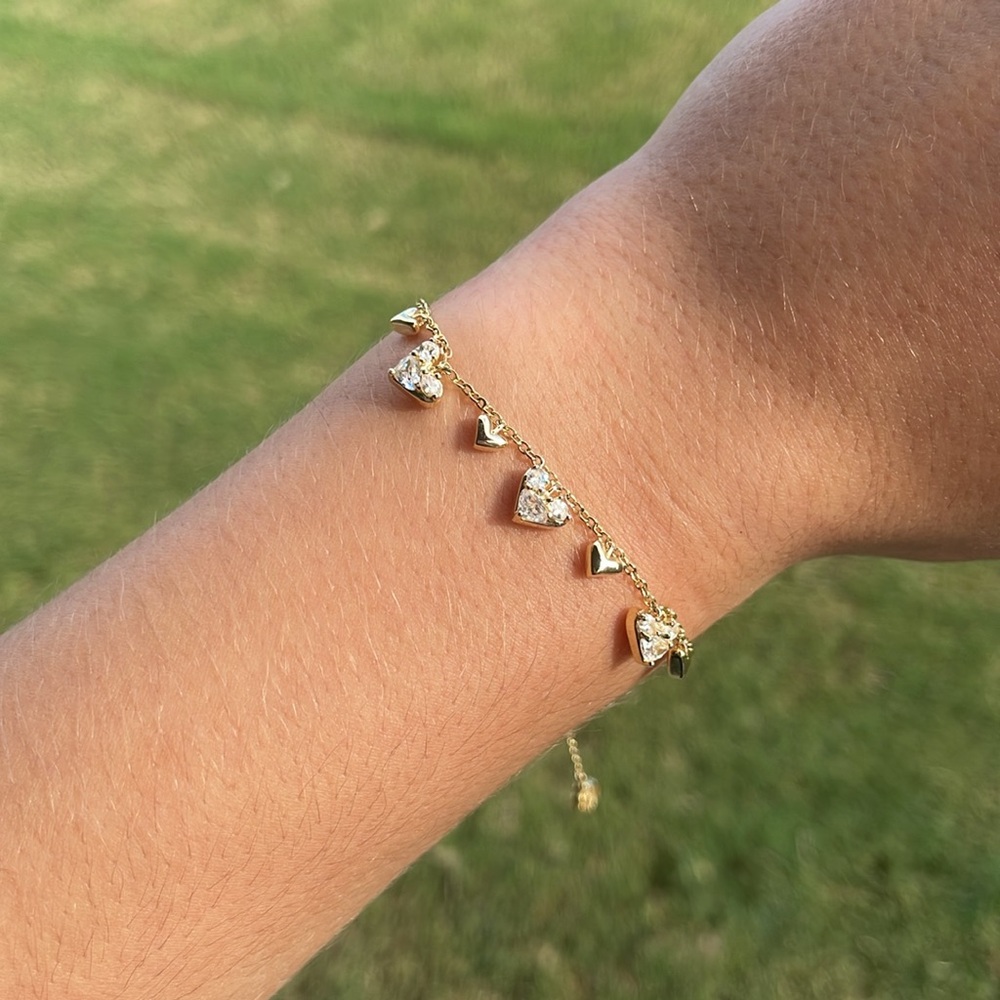 Golden Kendra Scott heaven heart bracelet. (Adjustable)